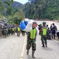 Terisolir, Personel Kodim Aceh Tenggara Jalan Kaki Antar Bantuan ke Ketambe