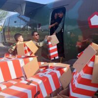 TNI Dropping Logistik dengan Metode Airdrop di Gayo Lues
