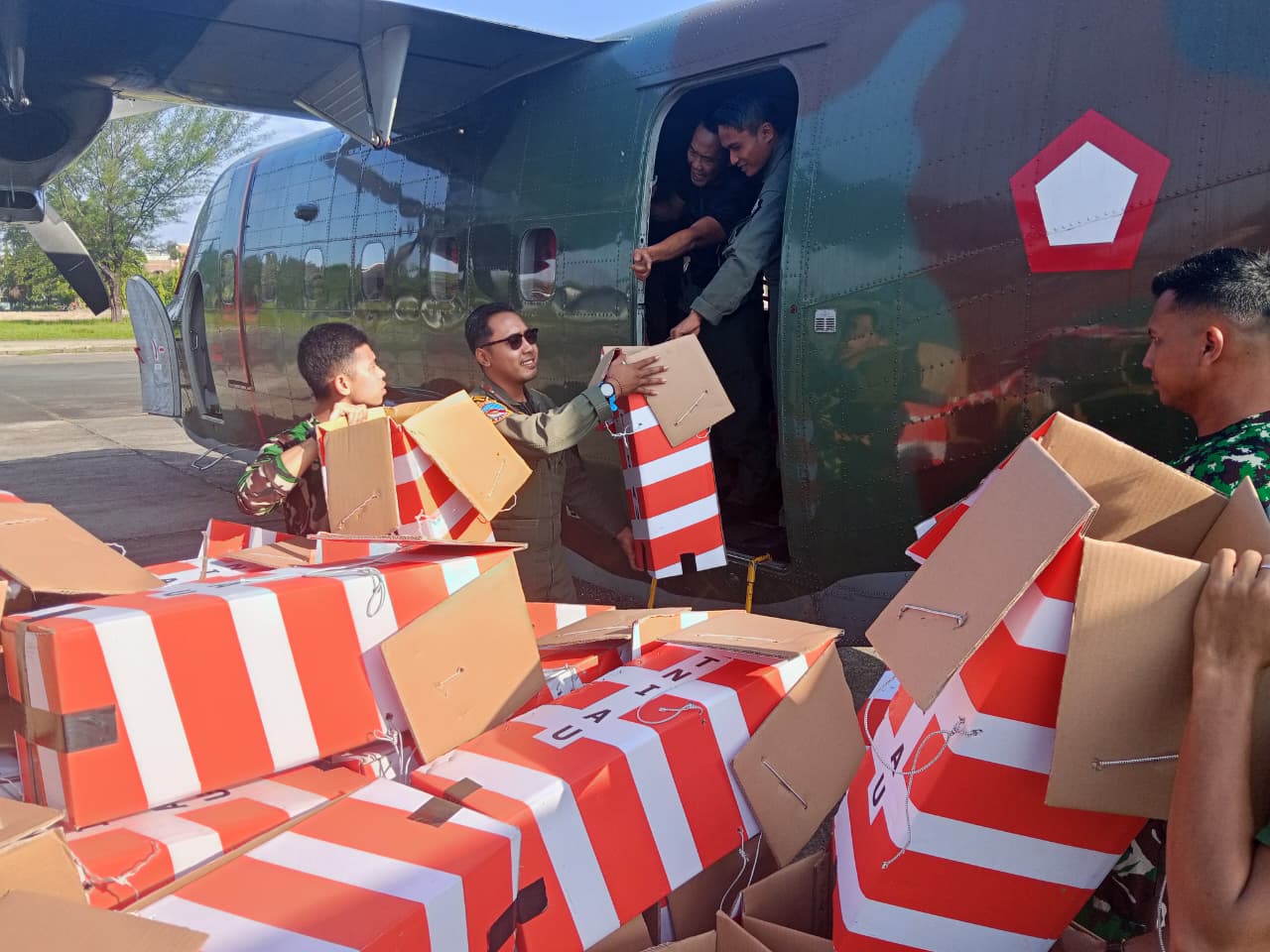 TNI Dropping Logistik dengan Metode Airdrop di Gayo Lues