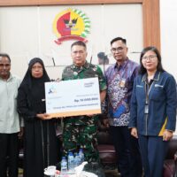 TNI Serahkan Santunan untuk Keluarga Prajurit Gugur dalam Misi Evakuasi Banjir Bandang