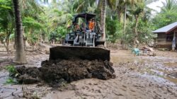 TNI Kerahkan Alat Berat Normalisasi Akses Warga di Bireuen