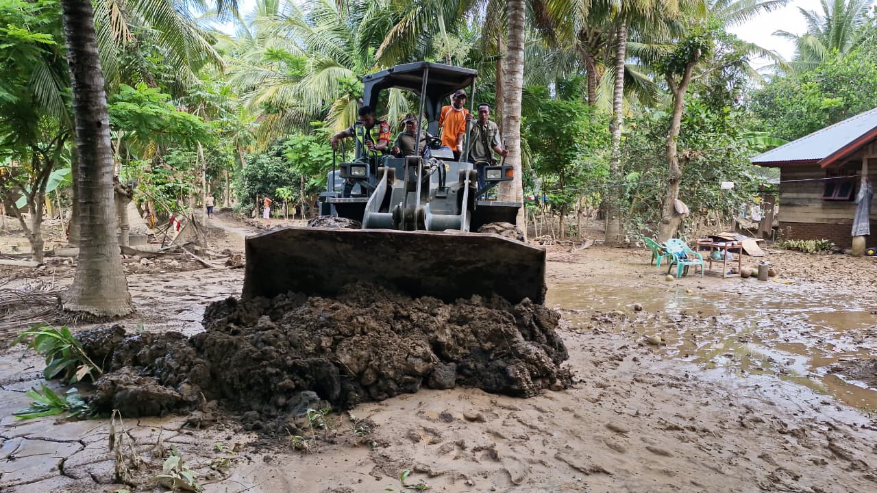 TNI Kerahkan Alat Berat Normalisasi Akses Warga di Bireuen
