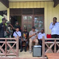 Babinsa Pos-Ramil 1714-07/Fawi Dampingi Penyaluran BLT Dana Desa di Distrik Fawi