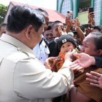 Panglima TNI Dampingi Presiden Prabowo Subianto Tinjau Lokasi Pengungsian Langkat