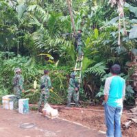 Prajurit TNI Pasang Lampu Tenaga Surya, Akses Penerangan Warga Desa Mardame Kembali Normal