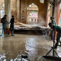 Prajurit TNI Bersama Warga Bersihkan Masjid Tanah Merah Pasca Banjir Aceh Utara
