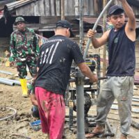 TNI Bangun Sumur Bor untuk Penuhi Kebutuhan Air Bersih Pengungsi Banjir di Batang Toru