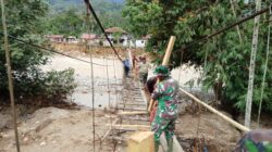 TNI Bersama Warga Perbaiki Jembatan untuk Buka Akses Antar Desa di Aceh Tenggara