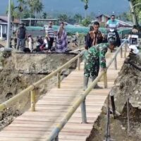 TNI dan Warga Gotong Royong Bangun Jembatan Darurat di Gayo Lues