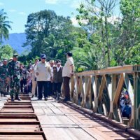 Panglima TNI Dampingi Presiden RI Tinjau Pengungsi, Huntara, dan Infrastruktur di Sumbar
