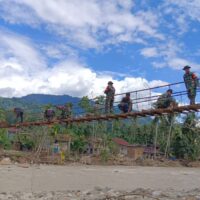 Prajurit TNI Bersama Warga Perbaiki Jembatan Gantung di Aceh Tenggara