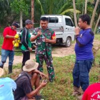 Semangat Kebersamaan Babinsa Bersama Masyarakat Lakukan Gotong Royong Wujudkan Lingkungan Yang Bersih Dan Sehat