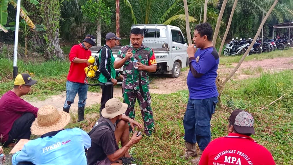 Semangat Kebersamaan Babinsa Bersama Masyarakat Lakukan Gotong Royong Wujudkan Lingkungan Yang Bersih Dan Sehat