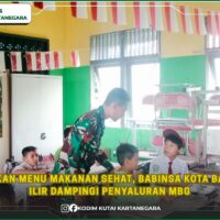 Pastikan Menu Makanan Sehat, Babinsa Kota Bangun Ilir Dampingi Penyaluran MBG