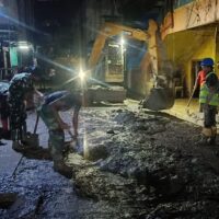 Hingga Larut Malam, Prajurit TNI Lanjutkan Pembersihan Pasar Aceh Tamiang