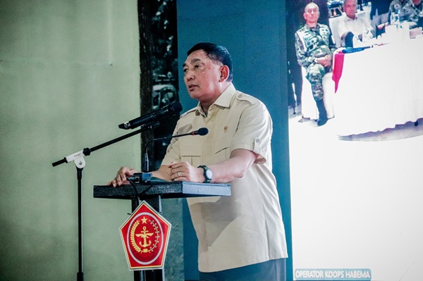 Panglima TNI Bersama Menhan RI Anugerahkan KPLB kepada Prajurit Berprestasi di Timika Panglima TNI Bersama Menhan RI Anugerahkan KPLB kepada Prajurit Berprestasi di Timika