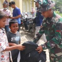 Hadirkan Senyum Anak-Anak Aceh, TNI Salurkan Ribuan Paket Alat Sekolah