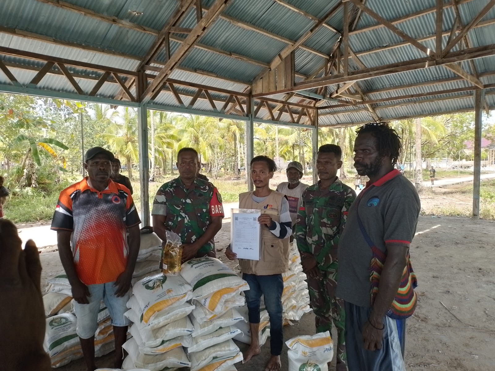 Agar Berjalan Dengan Lancar dan Tepat Sasaran, Babinsa Koramil Kokonao Dampingi Petugas Bulog Salurkan Bantuan Raskin