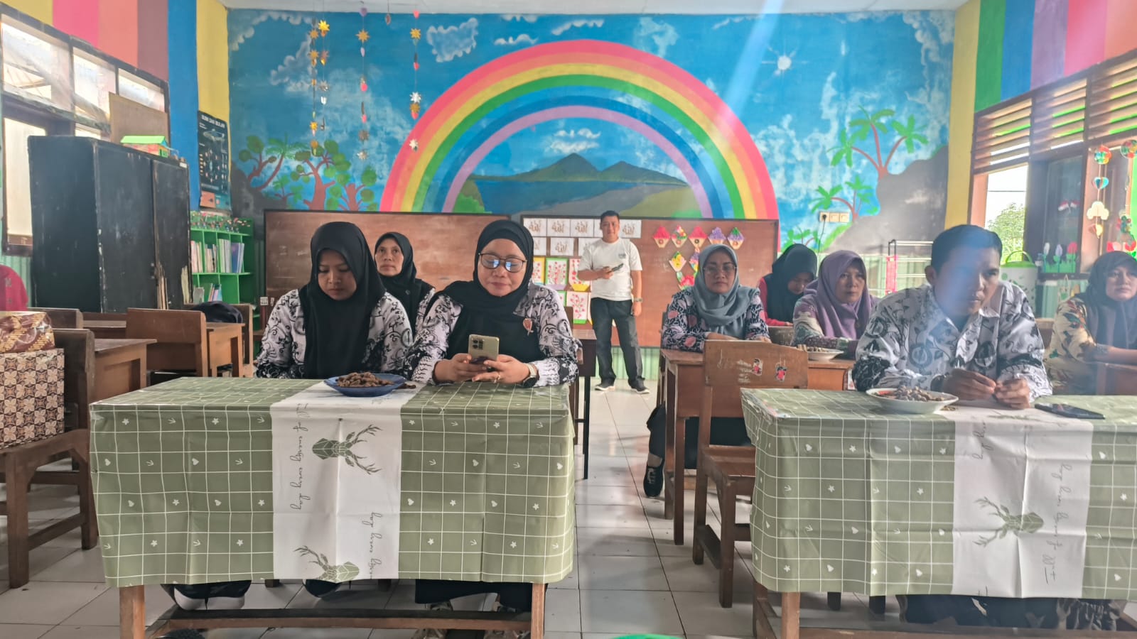 Purna Tugas Datang Lebih Cepat, Pengabdian Guru Honorer Probolinggo Tak Berujung Status ASN PPPK