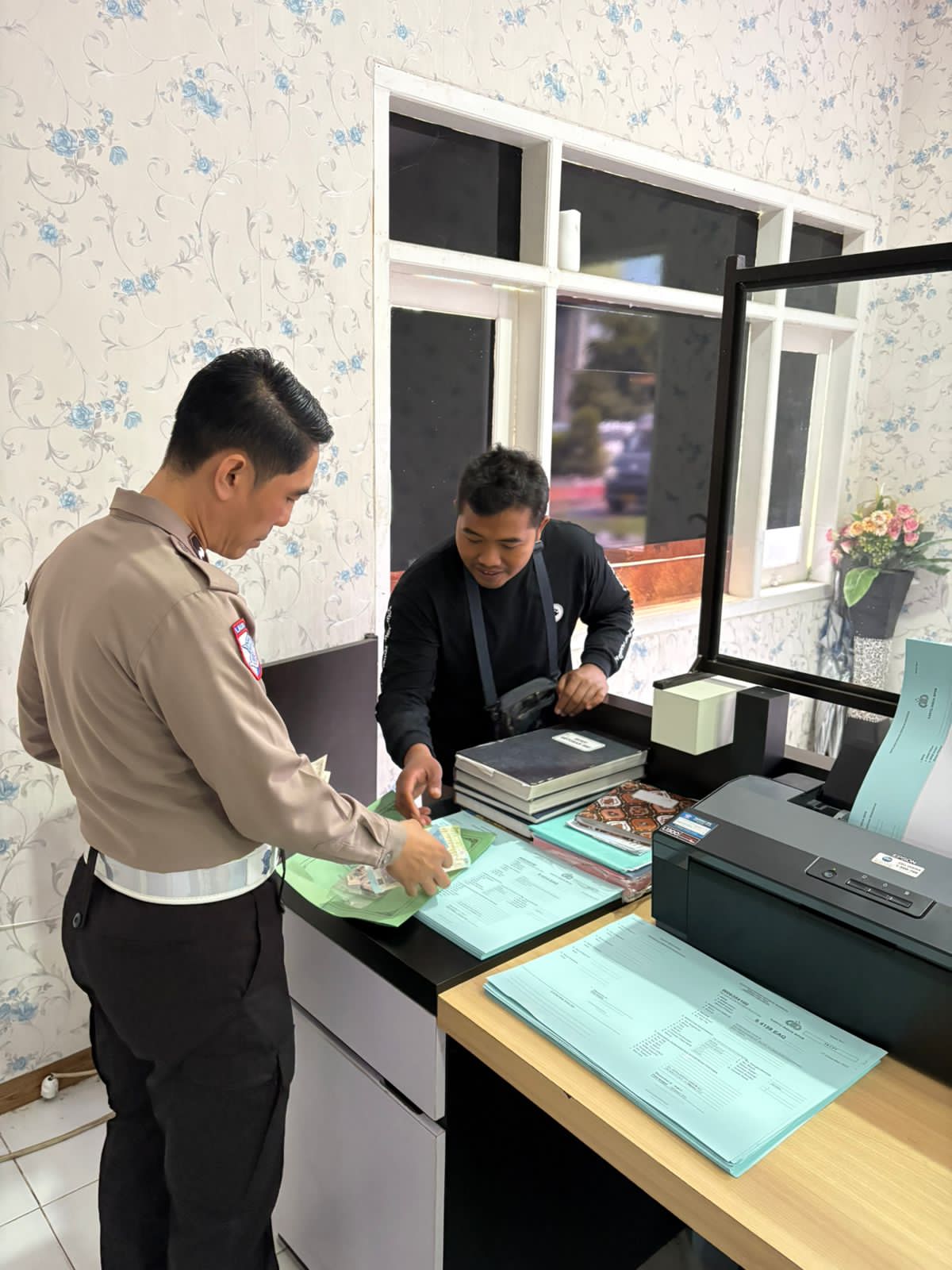 Polisi Turun ke Desa, Warga Menyambut dengan Bahagia Polisi Turun ke Desa, Warga Menyambut dengan Bahagia