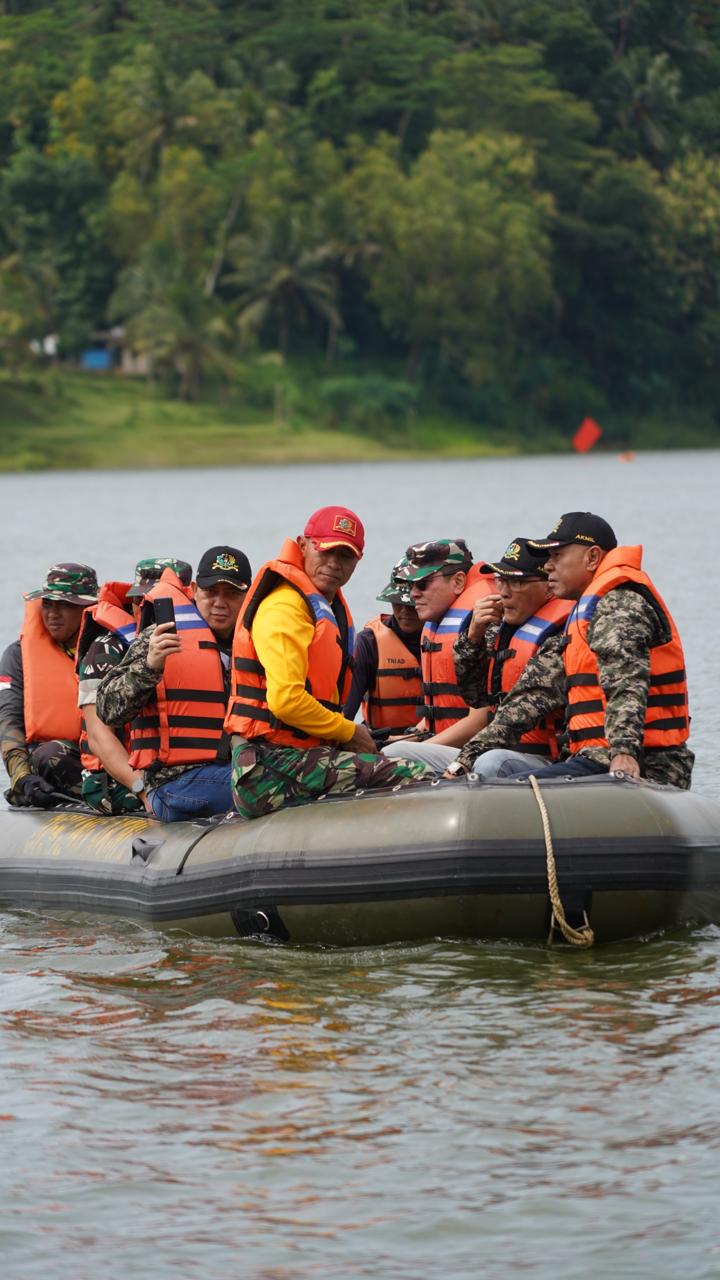 Gubernur Akmil Meninjau Latihan Teknik Mendayung dan Ketahanan Taruna Tingkat II