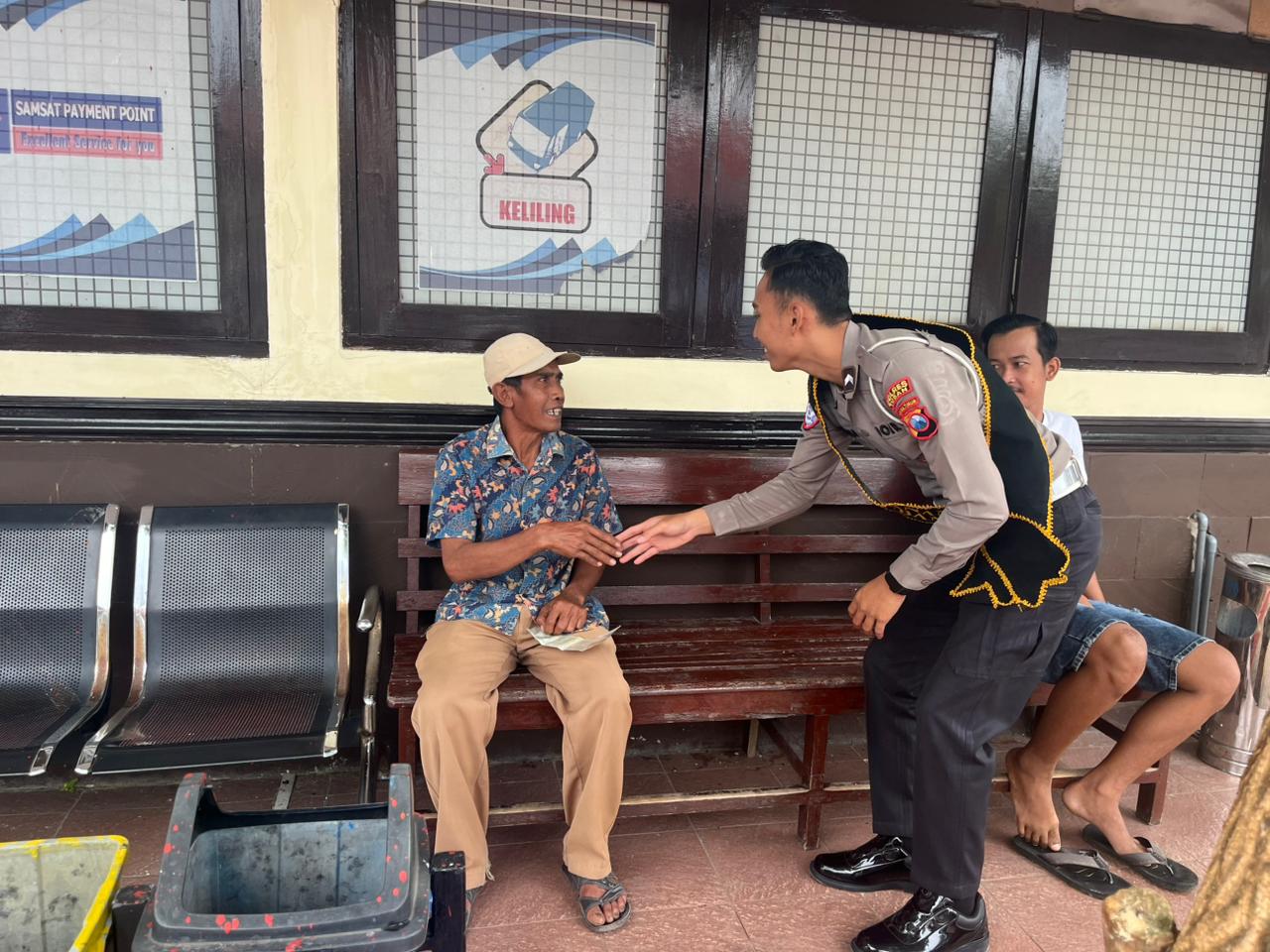 Bukan Razia, Melainkan Sapaan: Cara Lembut Polisi Mendekat ke Warga Bukan Razia, Melainkan Sapaan: Cara Lembut Polisi Mendekat ke Warga