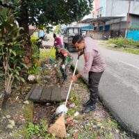 Ciptakan Lingkungan Yang Bersih, Babinsa Koramil Kota Ajak Warga Bersihkan Sampah