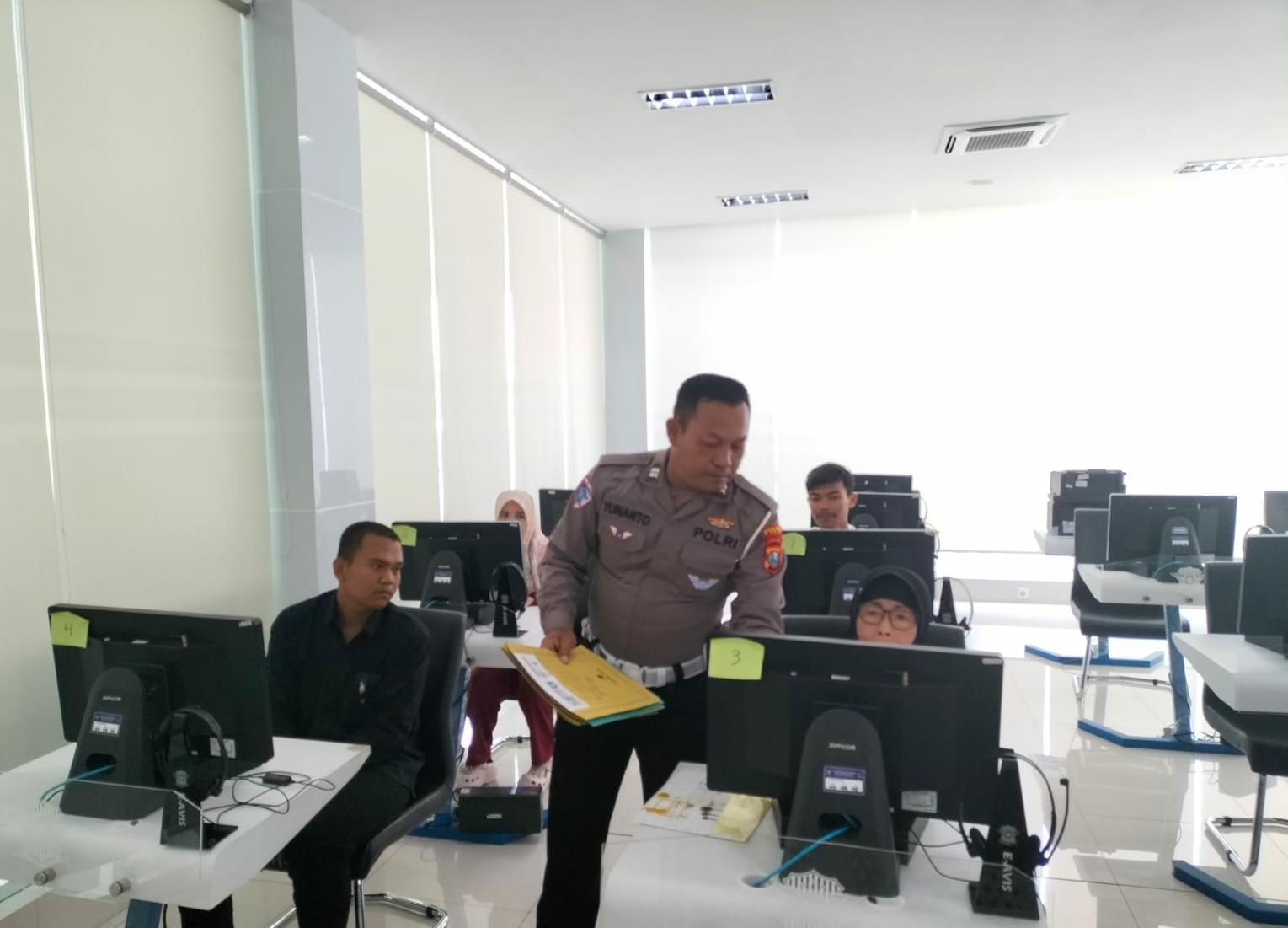 Polantas Menyapa: Cara Humanis Satlantas Polres Tuban Mengedukasi Warga