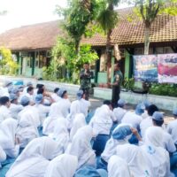 Bangkitkan Minat Pelajar Jadi Tentara, Babinsa Balen Bojonegoro Datangi Sekolah Sosialisasikan Rekrutmen TNI Angkatan Darat