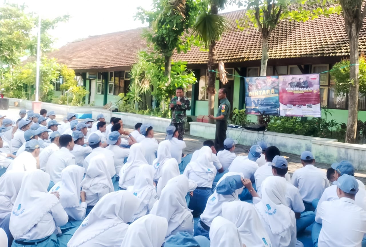 Bangkitkan Minat Pelajar Jadi Tentara, Babinsa Balen Bojonegoro Datangi Sekolah Sosialisasikan Rekrutmen TNI Angkatan Darat