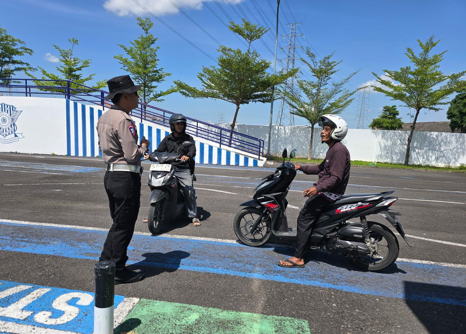 Pasar Tradisional Mendadak Hangat: Ketika Polisi Datang Tanpa Wajah Menakutkan