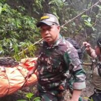 Menembus Hutan dan Tebing, Prajurit TNI Temukan Dua Korban Kecelakaan Pesawat ATR 42-500 di Gunung Bulusaraung