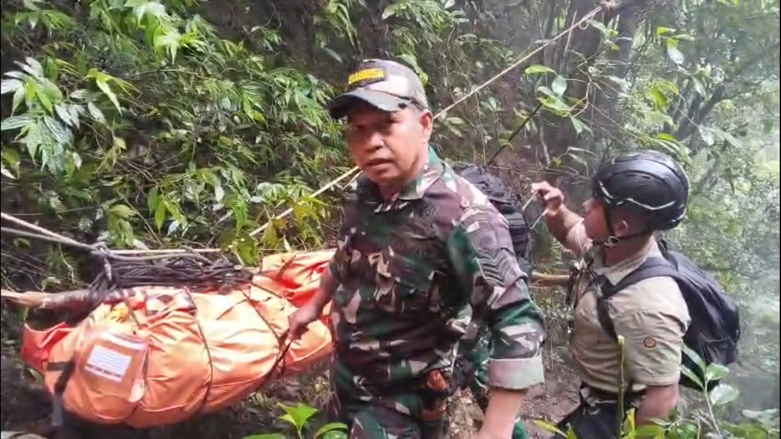 Menembus Hutan dan Tebing, Prajurit TNI Temukan Dua Korban Kecelakaan Pesawat ATR 42-500 di Gunung Bulusaraung