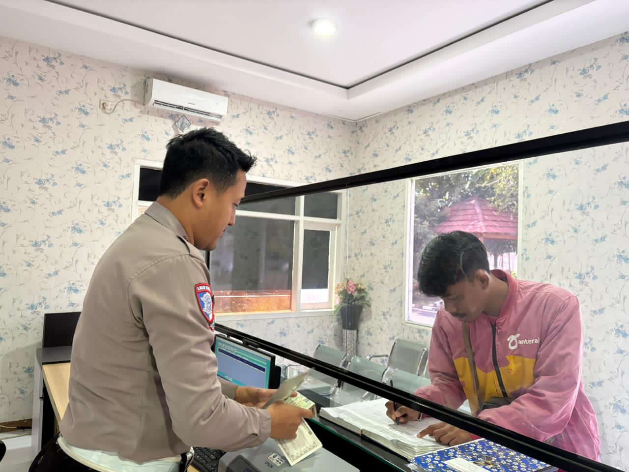 Satlantas Tuban Pilih Mendengar Ketimbang Menilang Satlantas Tuban Pilih Mendengar Ketimbang Menilang