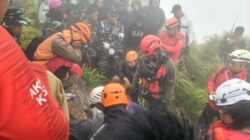 Prajurit TNI Menembus Medan dan Cuaca Ekstrem, Berhasil Temukan Seluruh Korban Pesawat ATR 42-500