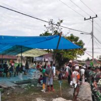 Anggota Koramil 1505-04/Oba Gotong Royong Bersama Warga Bangun Masjid