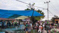 Anggota Koramil 1505-04/Oba Gotong Royong Bersama Warga Bangun Masjid