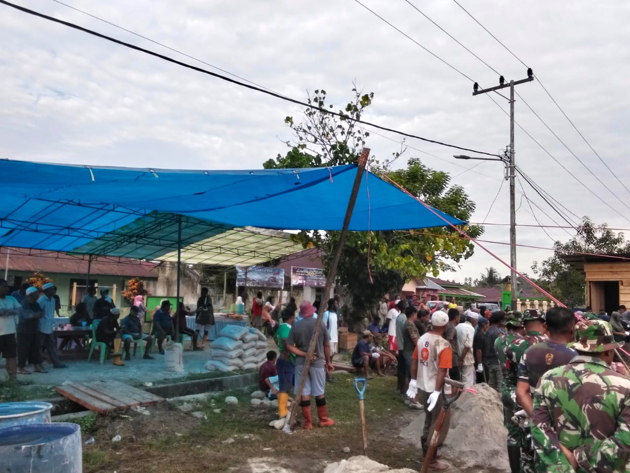 Anggota Koramil 1505-04/Oba Gotong Royong Bersama Warga Bangun Masjid Anggota Koramil 1505-04/Oba Gotong Royong Bersama Warga Bangun Masjid