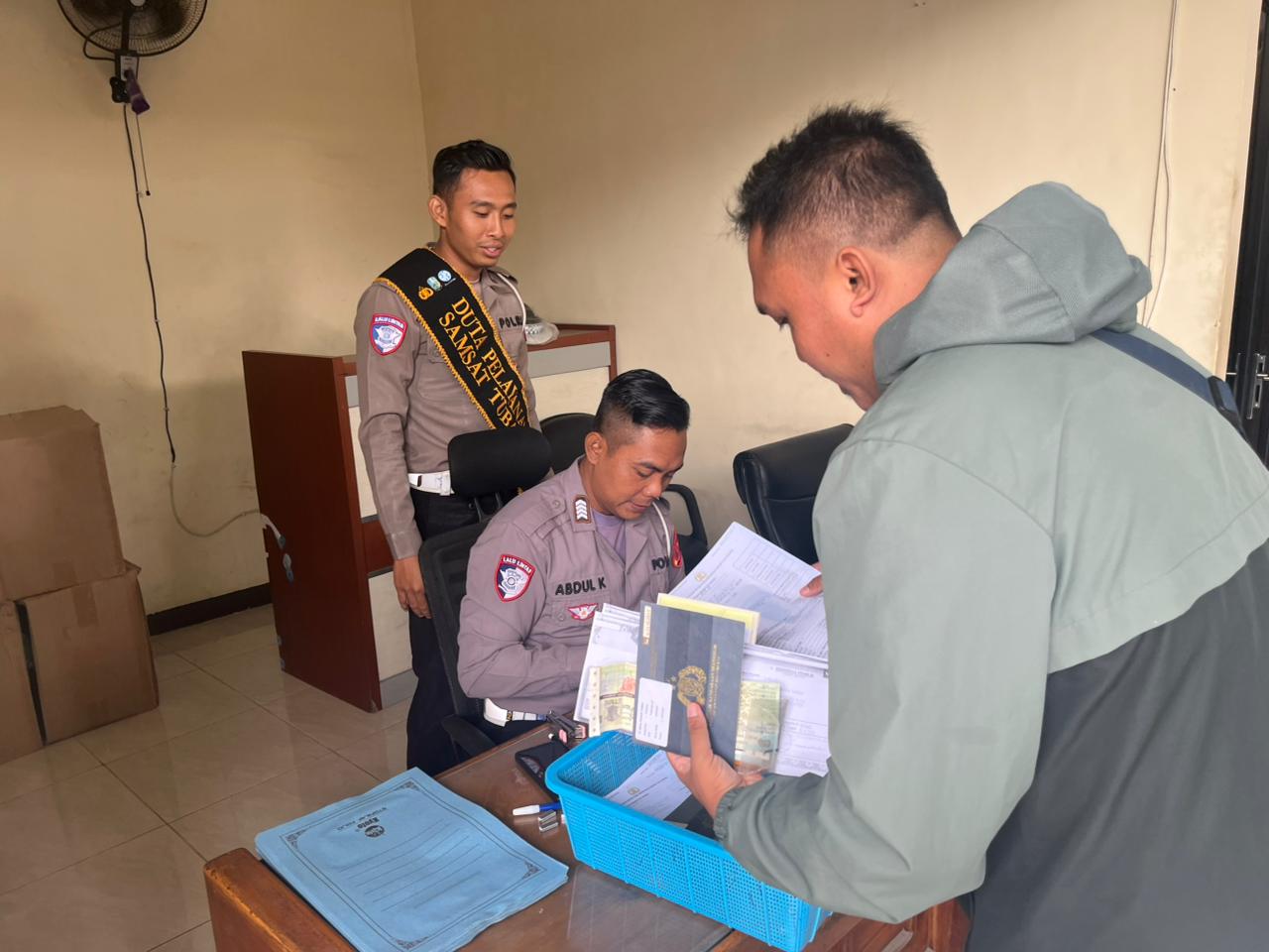 Polantas Menyapa, Upaya Polisi Hadir Lebih Dekat dengan Warga Polantas Menyapa, Upaya Polisi Hadir Lebih Dekat dengan Warga