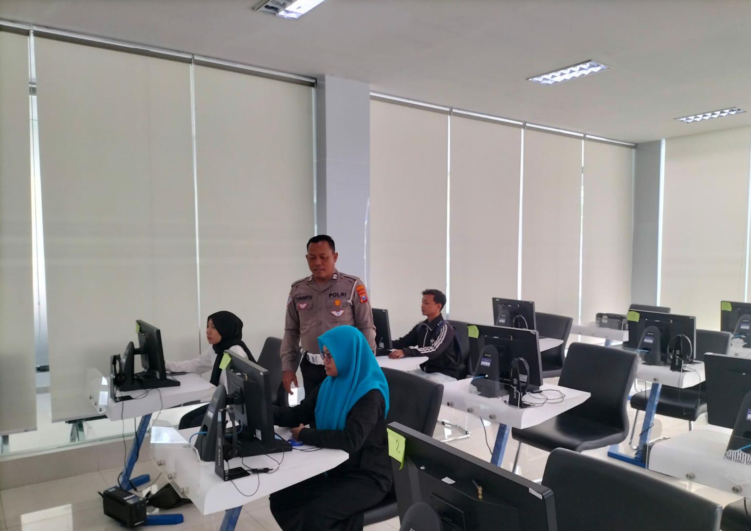 Polantas Menyapa, Upaya Polisi Hadir Lebih Membumi Polantas Menyapa, Upaya Polisi Hadir Lebih Membumi