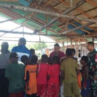 Peduli Dengan Generasi Penerus, Babinsa Koramil Mapurujaya Motivasi Anak-Anak Dalam Meraih Cita-Cita