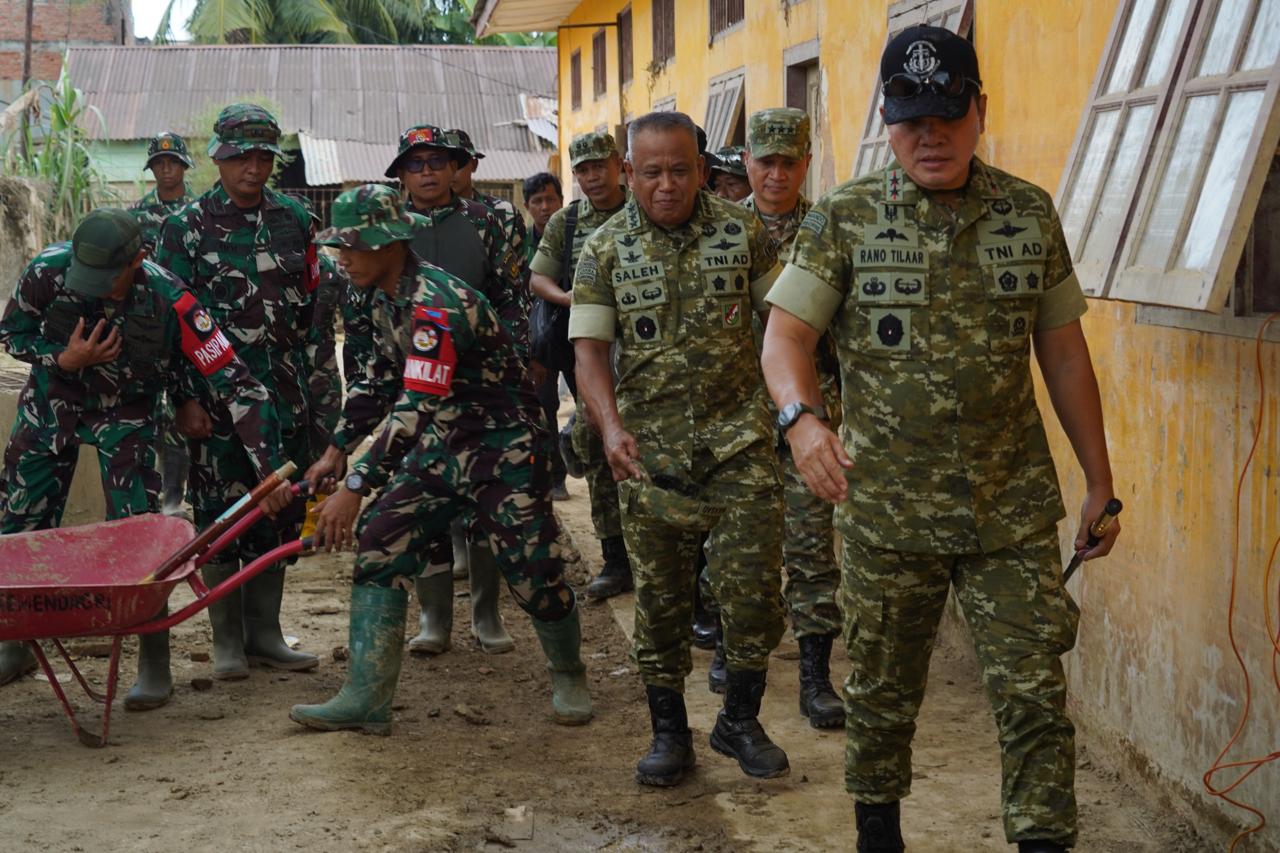 Wakasad Didampingi Gubernur Akmil Tinjau Latsitardanus di Aceh