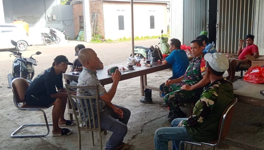 Melalui komsos Babinsa Dan Warga Bangun Komunikasi Harmonis