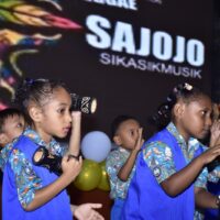 Momen Haru, Dankodaeral X Makan Satu Piring Berdua Dengan Siswa TK Hangtuah Jayapura