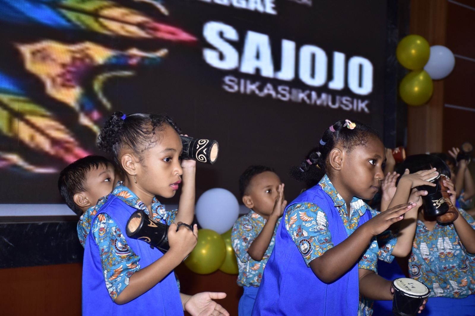 Momen Haru, Dankodaeral X Makan Satu Piring Berdua Dengan Siswa TK Hangtuah Jayapura