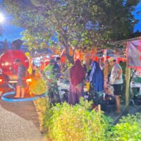 Prajurit TNI Salurkan Bantuan Air Bersih kepada Warga Terdampak Banjir di Kota Padang