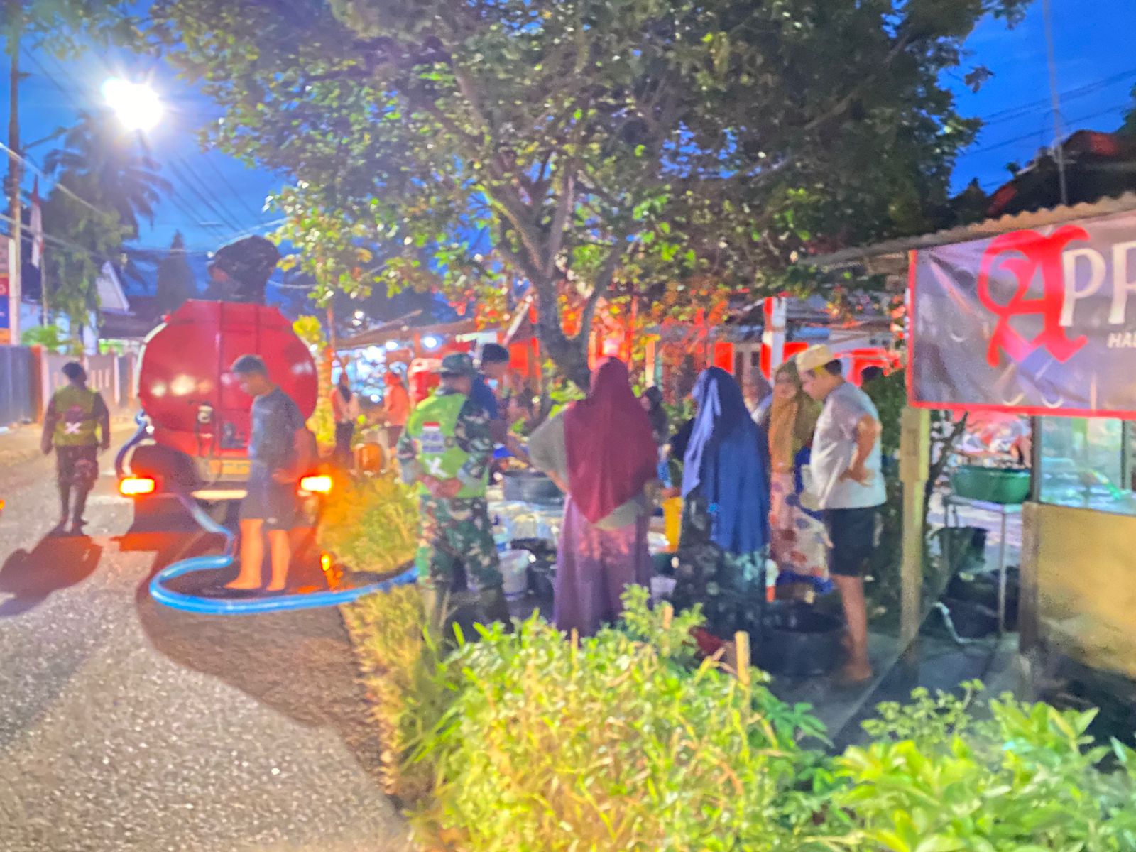 Prajurit TNI Salurkan Bantuan Air Bersih kepada Warga Terdampak Banjir di Kota Padang