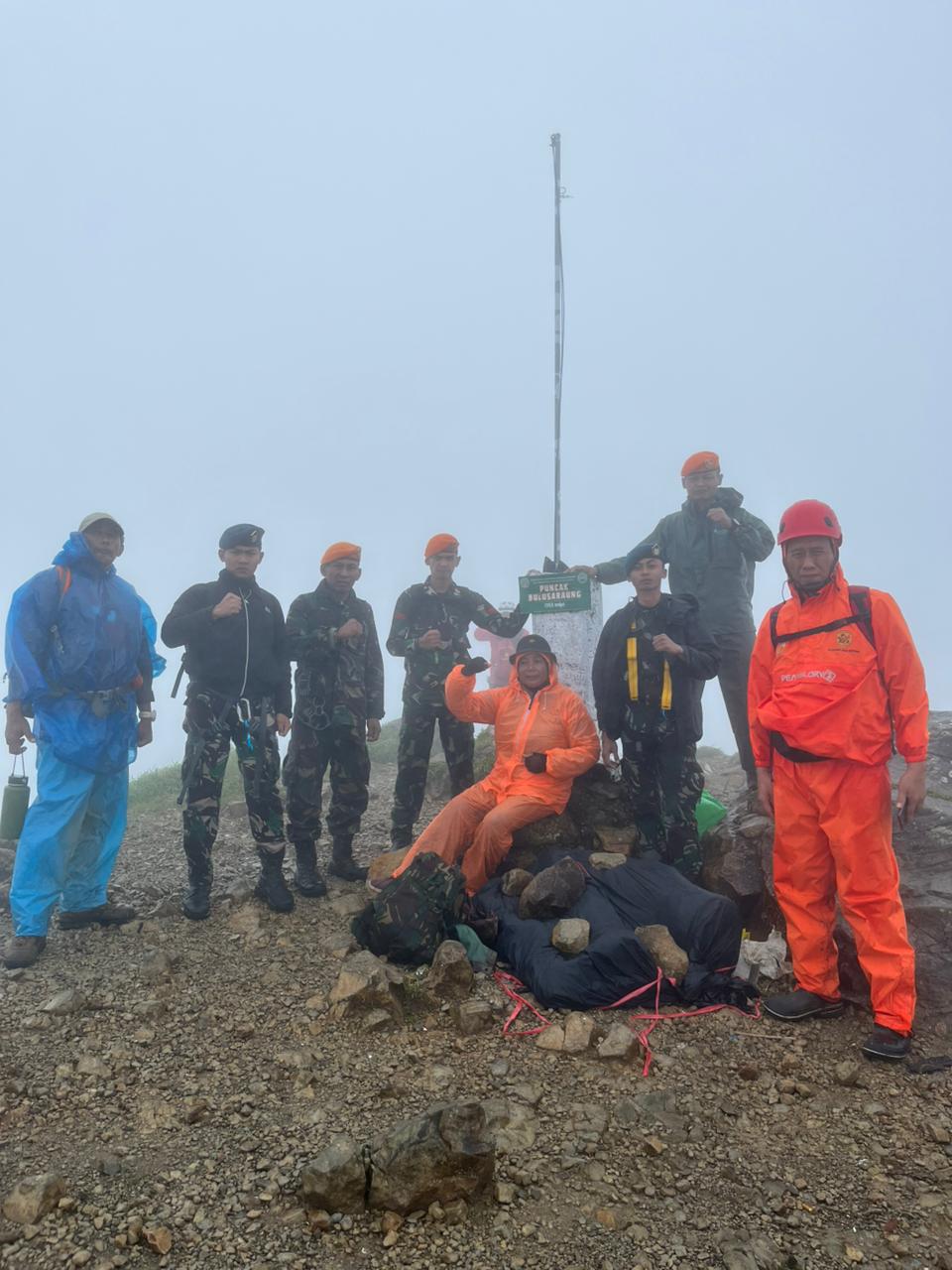 Tergabung dalam Tim SAR Gabungan, Prajurit Lanud Sultan Hasanuddin Tembus Medan Curam Evakuasi Korban ATR 42-500