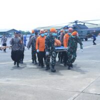 Danlanud Sultan Hasanuddin Pimpin Langsung Evakuasi Body Part Korban Jatuhnya Pesawat ATR 42-500
