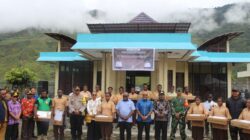 Dandim 1714/PJ Dampingi Gubernur Papua Tengah Bagi Laptop Gratis Se-Pelajar di Kab. Puncak Jaya